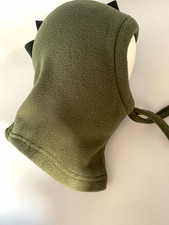 Kinder Fleece Sturmhaube Dino gr&uuml;n/oliv mit schwarzen Zacken Bindeband