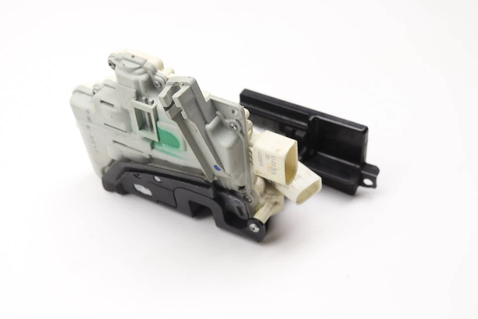 AUDI A7 QUATTRO 2012-2014 2016-2018 - Pestillo de puerta delantera izquierda / Actuador de bloqueo Foto 2 de 4