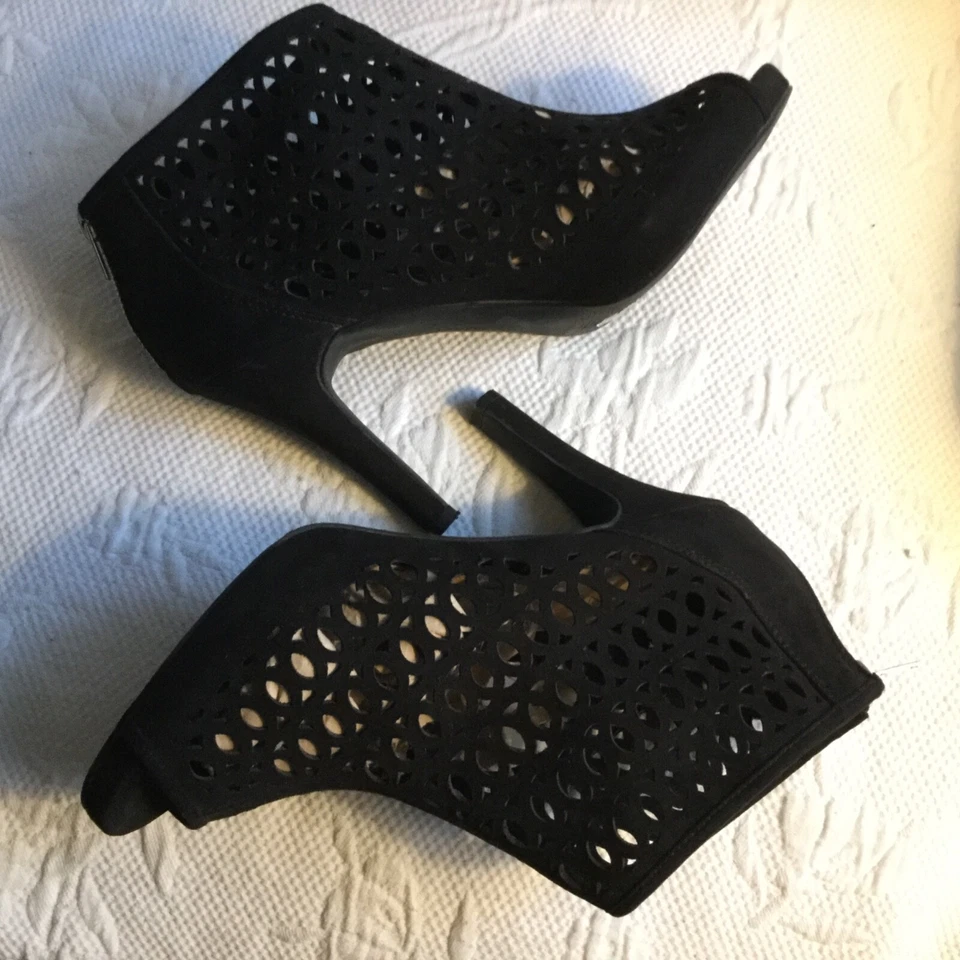 LANE BRYANT 10W Negro Imitación Gamuza Corte Láser PeepToe BackZip Botín Plataforma Tacones Foto 4 de 4