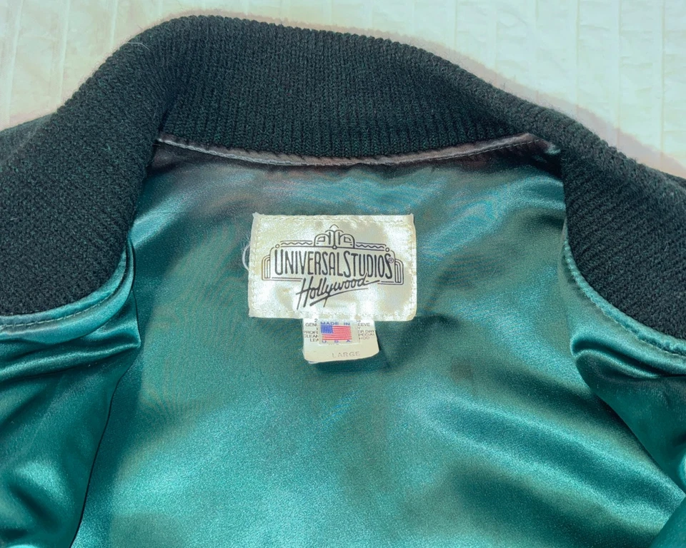 Chaqueta de bombardero de cuero de lana verde universitaria UNIVERSAL STUDIOs vintage para hombre (grande) Foto 3 de 4