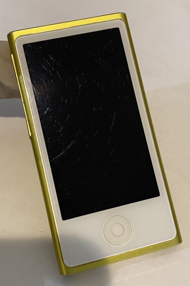 Apple iPod nano 7th Generation Yellow (16 GB) Works Great