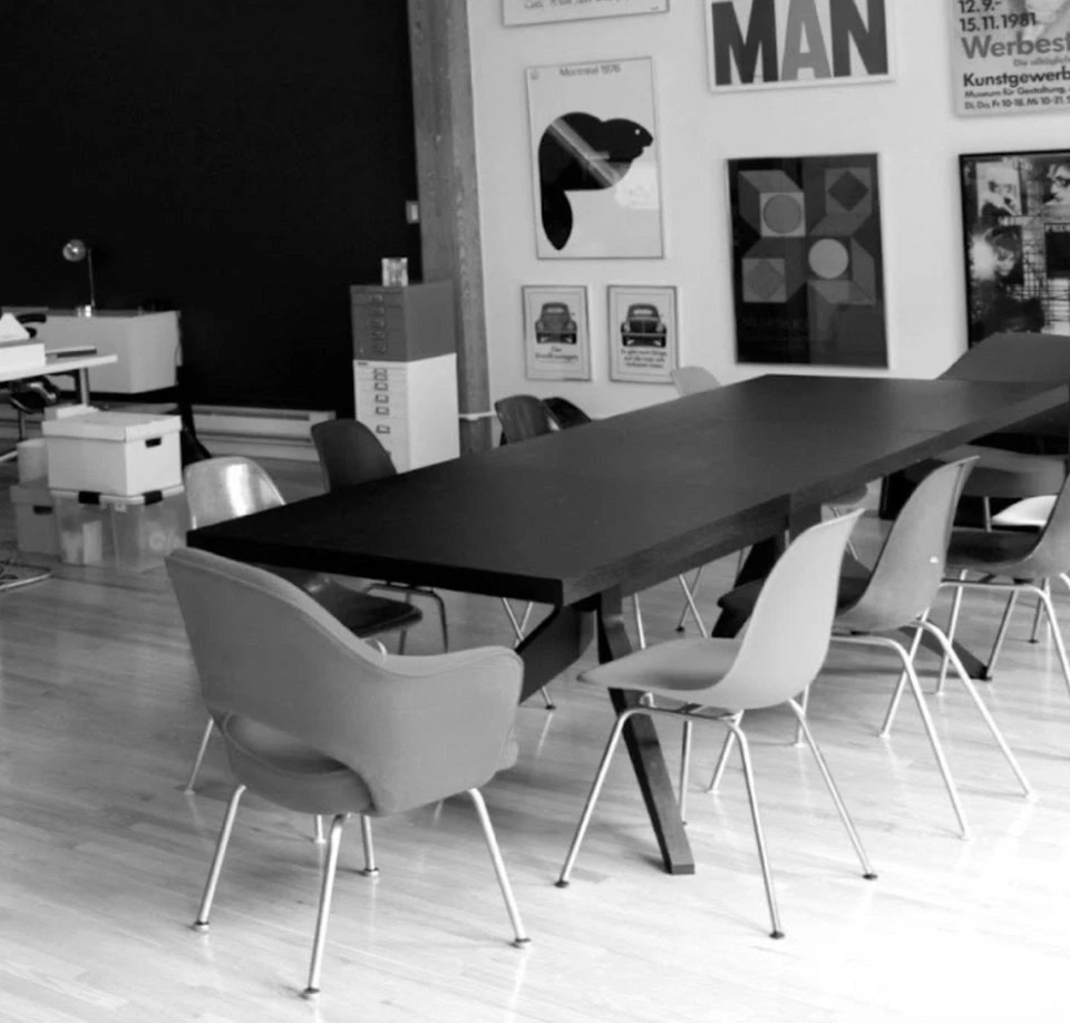 Mesa de comedor con extensión de cruz negra por diseño a su alcance Foto 3 de 4