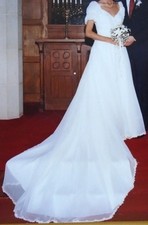 Wedding Dress / Vintage / Ivory / with a Train / Beaded / Ruched / Small