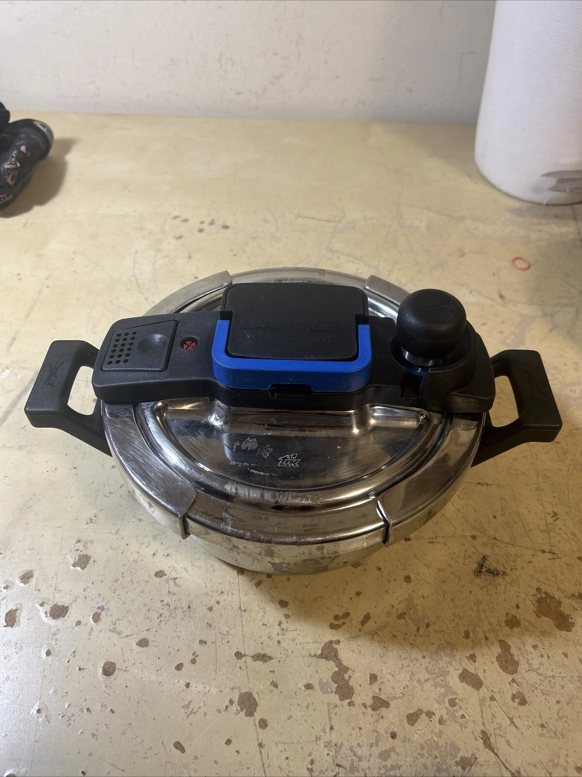 Prestige Flip-on 2 L Stainless Steel Pressure Cooker Spillage Control Outer Lid