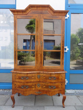 DRESDNER BAROCK AUFSATZVITRINE IM BAROCKSTIL NUSSBAUM UM 1950