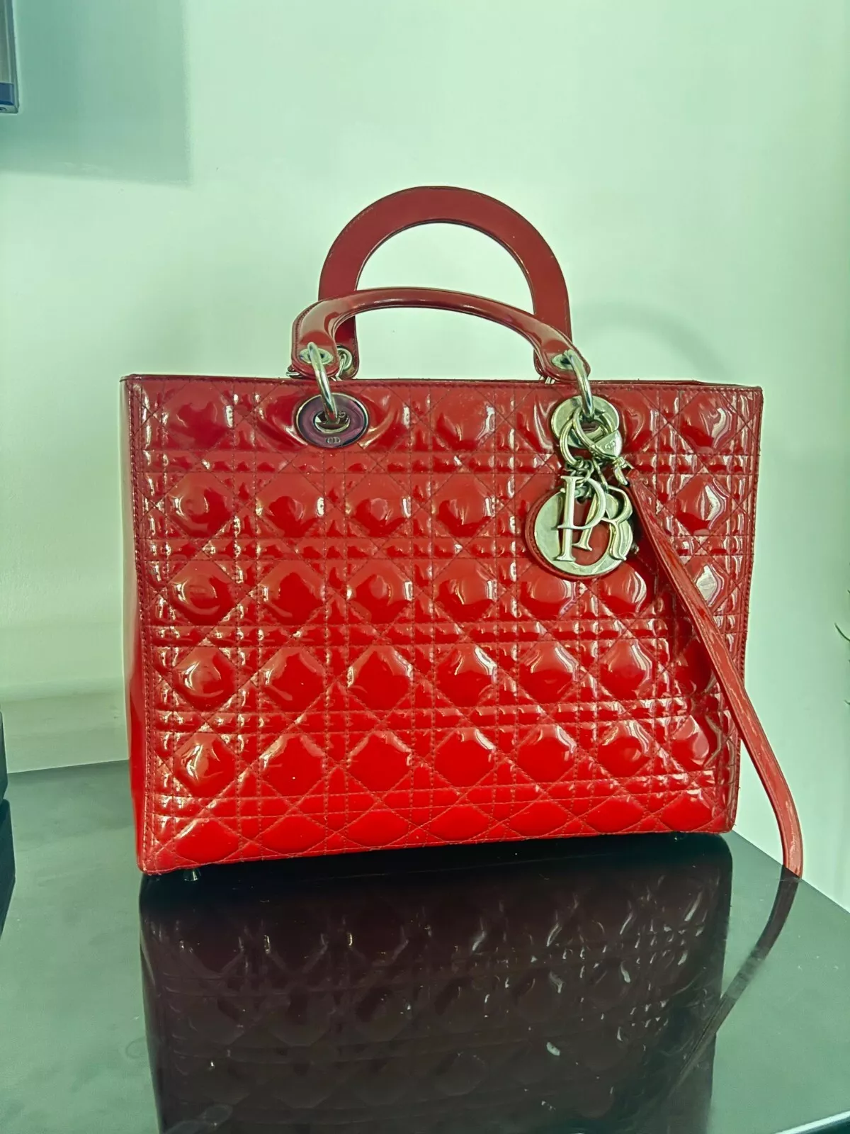 Grand sac à main Lady Dior en cuir verni