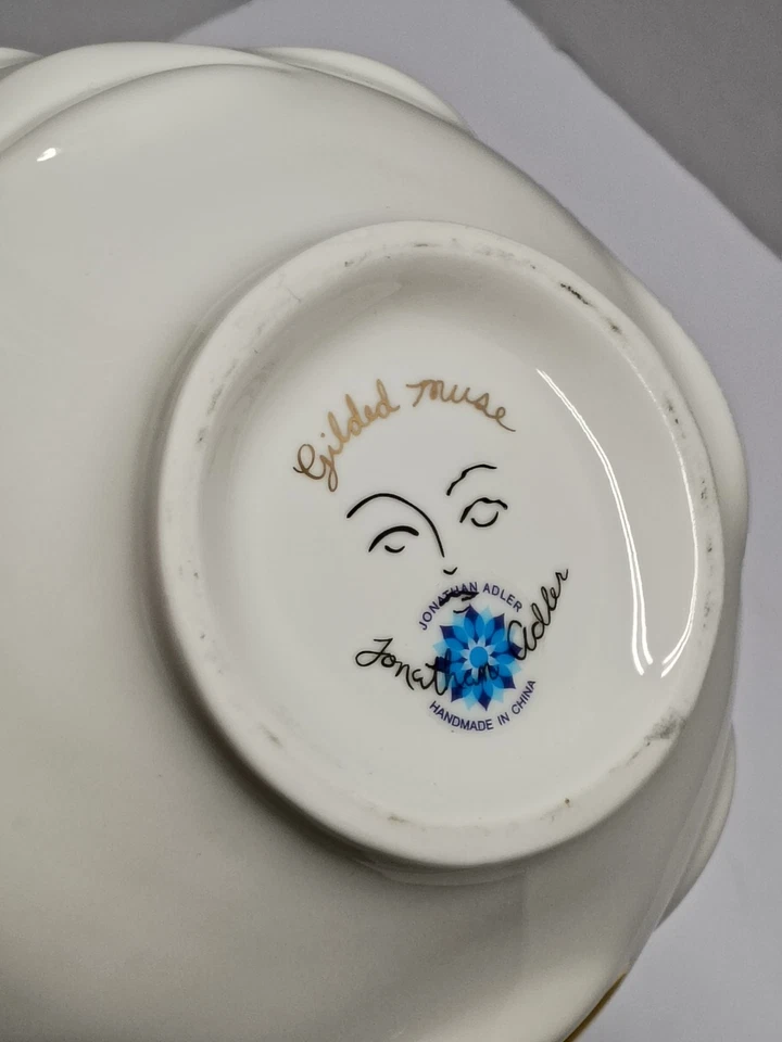 Vaso redondo de gala dourado Jonathan Adler porcelana ouro branco com lábios em relevo - Imagem 4 de 4