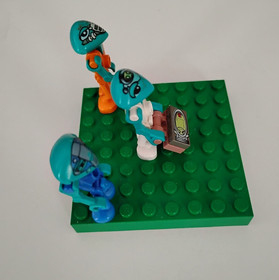 3 LEGO&reg; Centauri Space Life on Mars Martian Minifigures (lom008, 002) 7602, 7313