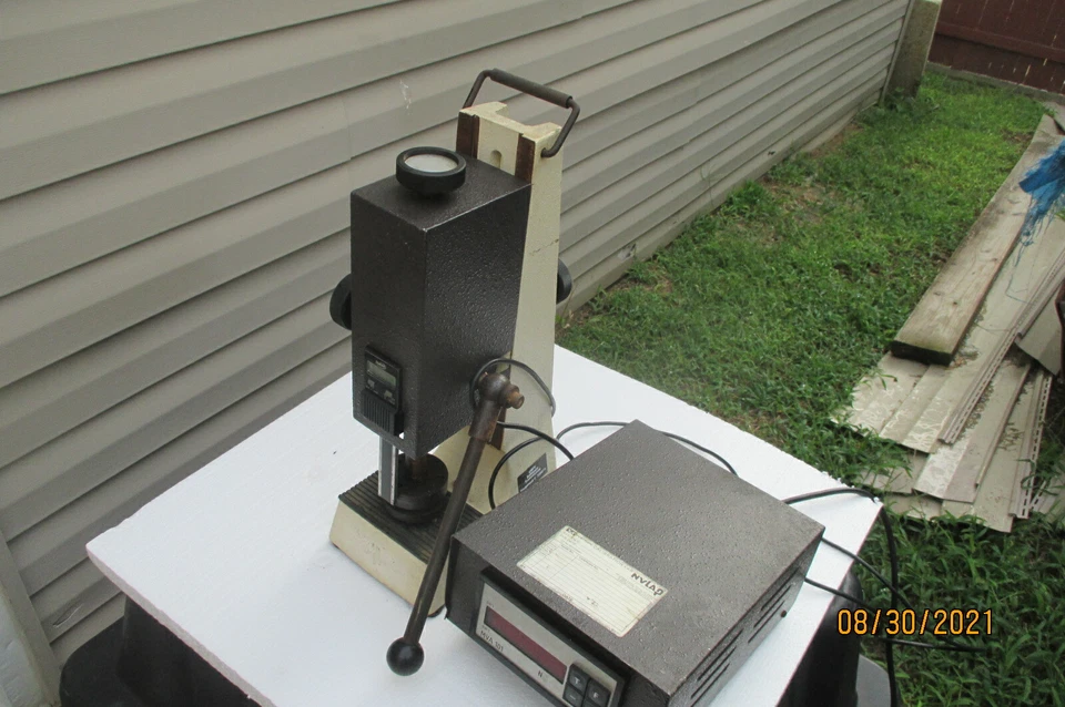 INSTRON F101-000 TENSILE TESTER TENSION & COMPRESSION TESTING PRESS 230V - Image 2 of 4