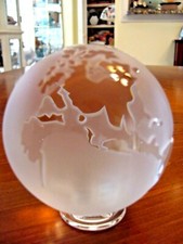 UNIQUE CLEAR CRYSTAL BALL FROSTED CUT OUT WORLD GLOBE PAPERWEIGHT FOOTED EXC