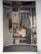 FOTO AK *SCHRANK EINES LUFTWAFFEN SOLDATEN* AUS DEM 2. WK *SOLDATENSCHRANK*