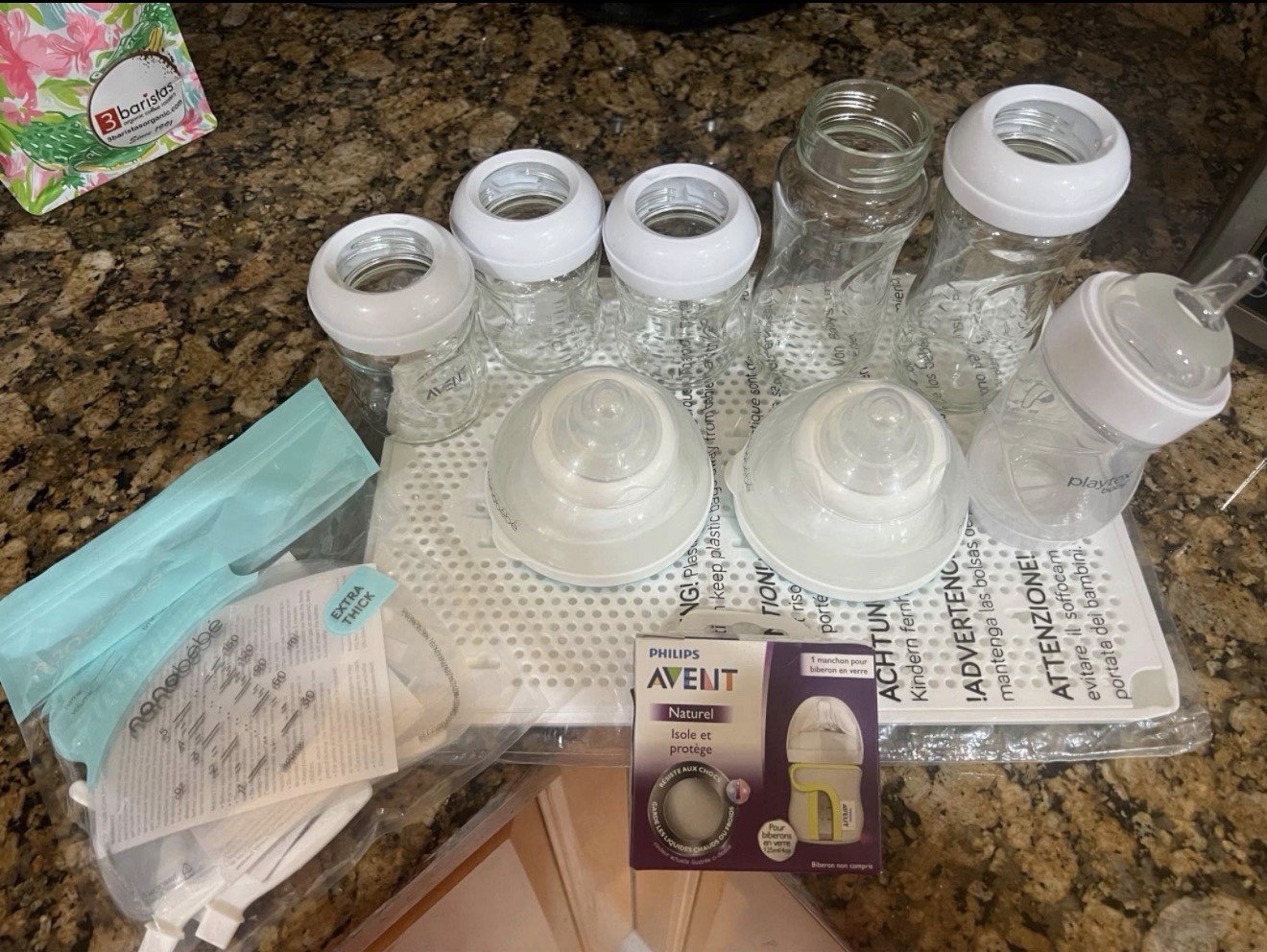 5 glass Phillips avent baby bottles, 1 playtex, 2 nabobebe b