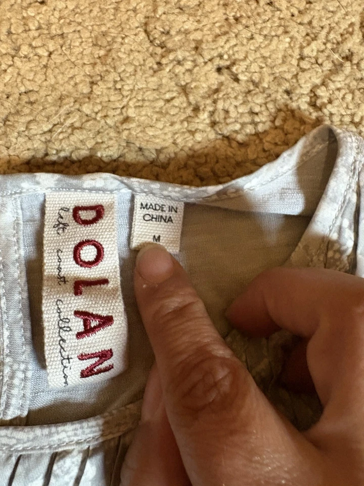 Blusa para mujer Dolan by Anthropologie mediana plisada piel de serpiente ligera Foto 2 de 4