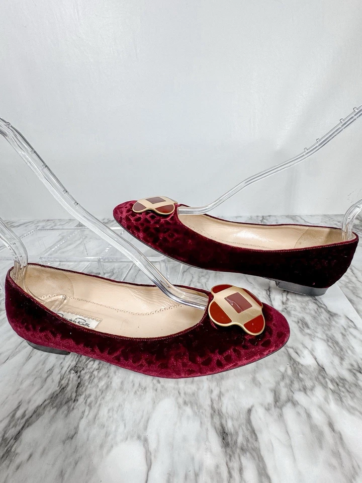 Zapatos planos de ballet Oscar de la Renta Burdeos de terciopelo 38,5 EE. UU. 8 oro borgoña Foto 2 de 4