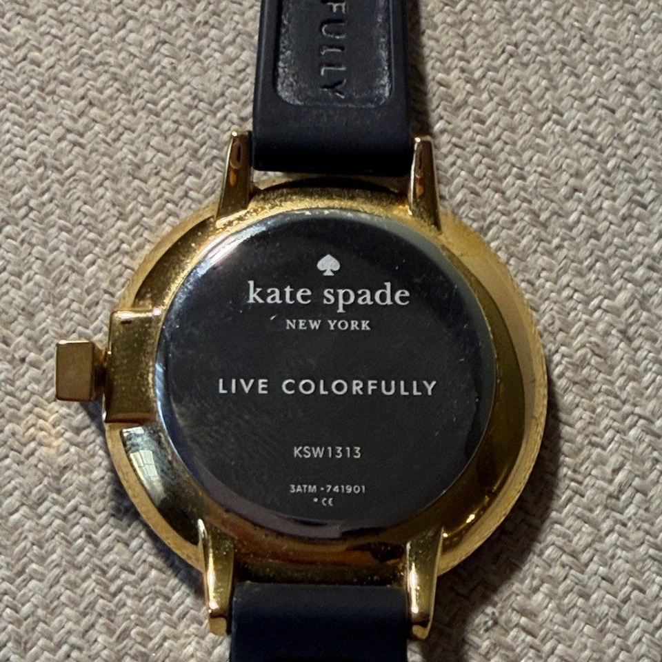 Reloj Kate Spade Park Row de silicona a rayas blancas y negras Foto 3 de 4