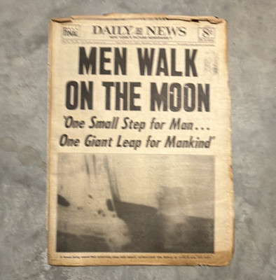 Daily News New York Newspaper ''MEN WALK ON THE MOON'' Apollo Landing Color Pics