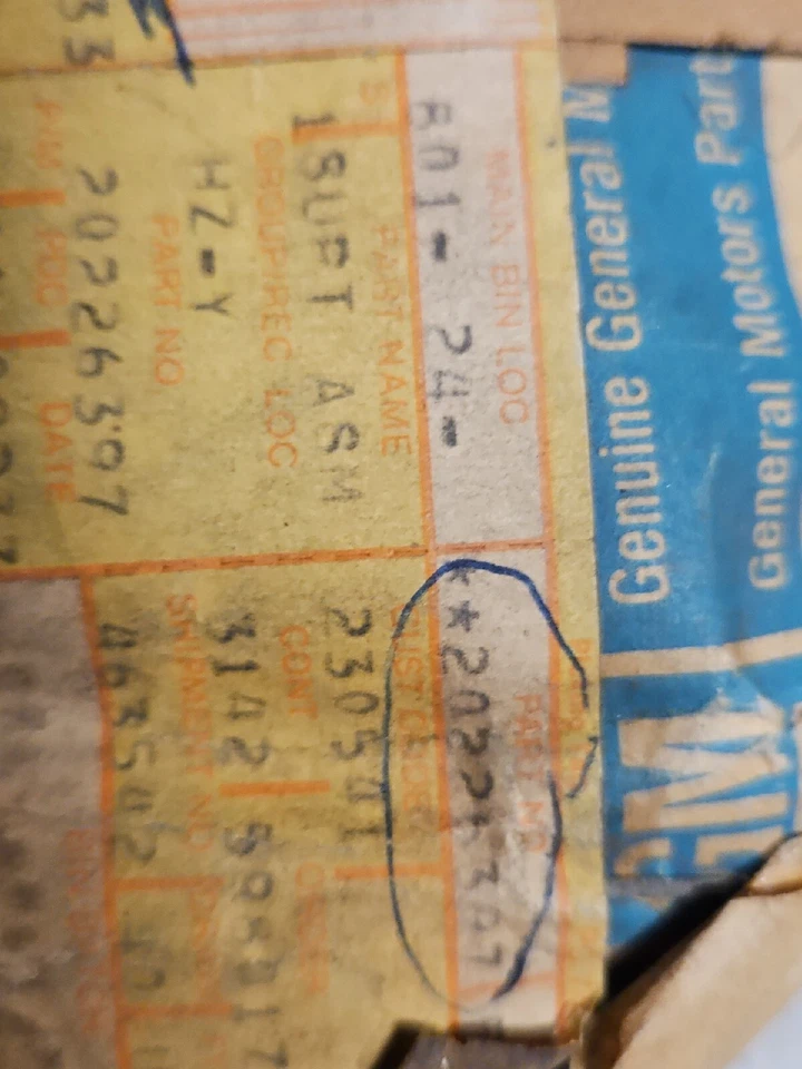 Soporte tapa compartimento trasero NOS GM 20226397 PARA 82-83 IMPALA, 80-81 OLDS 88/98 Foto 2 de 4