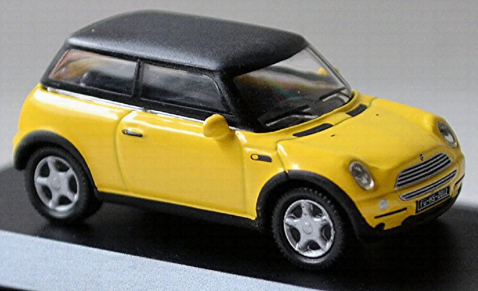 BMW Mini New Mini Cooper R50 2001-06 Giallo + Tettuccio: Nero 1:87 Schuco 21923 - Immagine 3 di 4