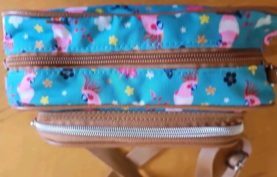 Bandolera Lily Bloom, "Loros en el paraíso", cierre de cremallera, correa ha sido reemplazada Foto 4 de 4