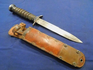 Cuchillo de combate de trinchera A Segunda Guerra Mundial EE. UU. M3 hoja imperial fecha 1943 en M6 Milsco Scbd