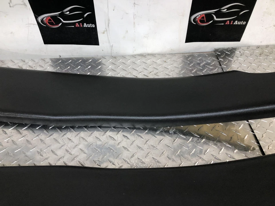 Chevrolet Avalanche B 2003-2006 juego de molduras de pilar OEM grafito diestro derecho original probado Foto 4 de 4