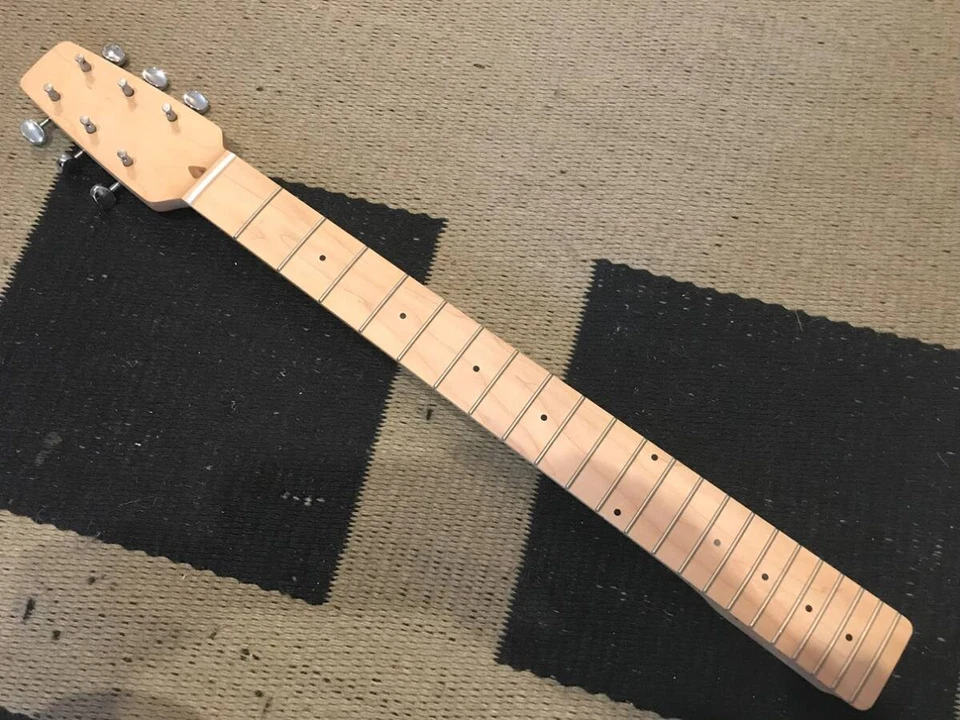 Guitarra Eléctrica Warmoth Cabeza de Serpiente Cuello Solo Arce Diestro Japón Usada  Foto 2 de 4