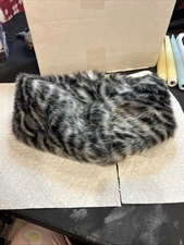 Michael Kors For Neck Shaw Magnetic Clip, Black And Gray