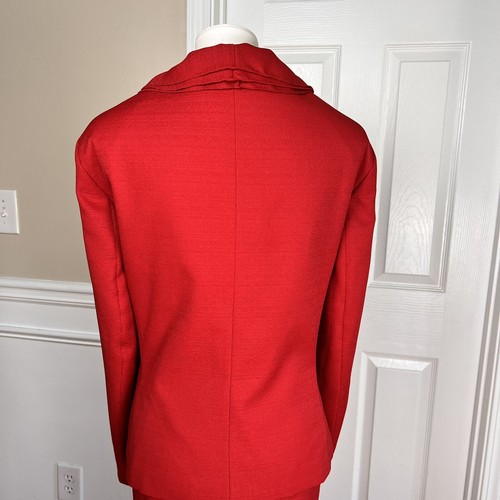 Nuevo Traje Falda EMILY 2PC Rojo Poliéster Forrado Cuello Volantes Talla 20W Precio de venta sugerido por el fabricante 220 USD - Imagen 6 de 8