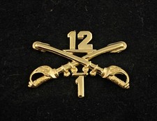US Army 1/12 12th Cavalry 1st Bn Crossed Sabers Gold Tone Hat Lapel Pin 1-1/2"
