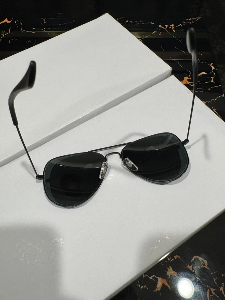Ray-Ban RB3026 Aviator Grande Metal - Marco Negro con Lentes Negras Clásicas Foto 2 de 4
