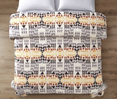 Pendleton Queen Sherpa Fleece Blanket in the ''Arrow Point Gray'' design