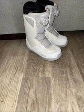 32 Women’s Shifty Boas Size 7