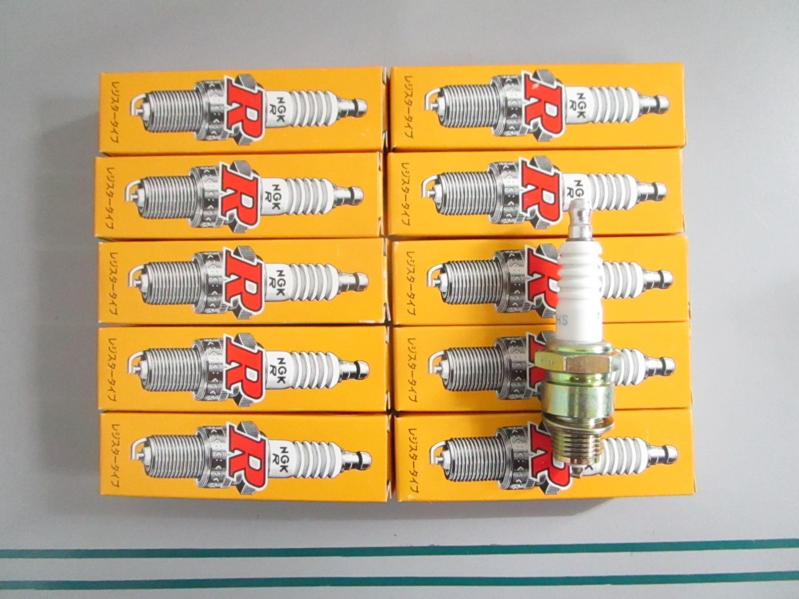NEW OEM LOT OF 10 BPR7HS NGK Spark Plug 0820