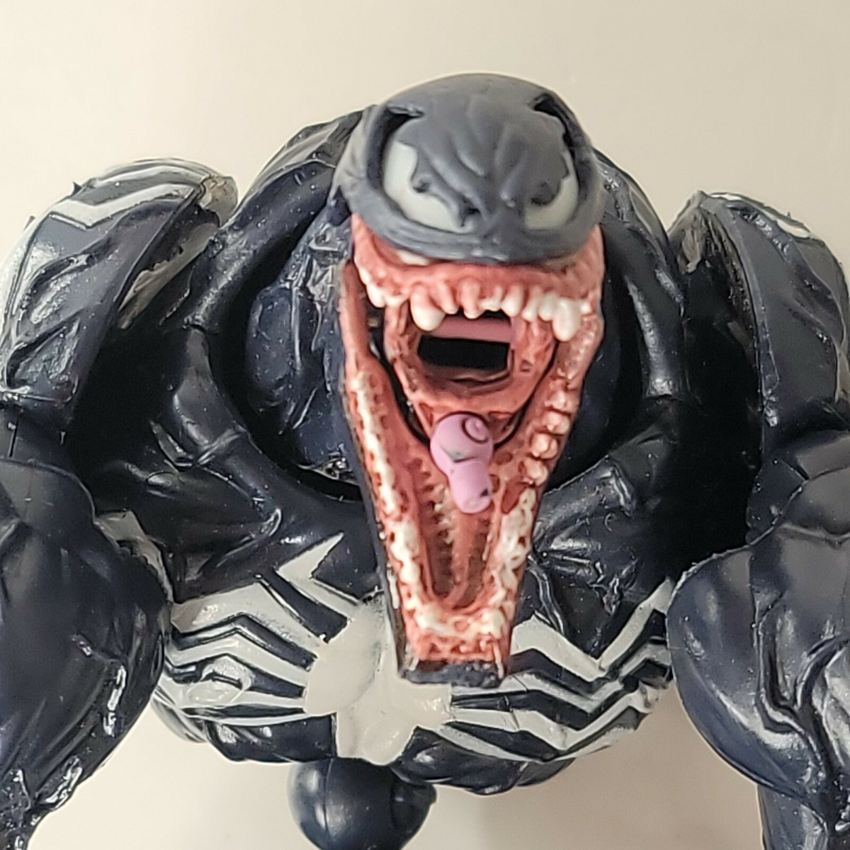 MARVEL #04 VENOM フィギュア Amazon.com: Marvel Universe: Venom -Armed & Dangerous- ARTFX