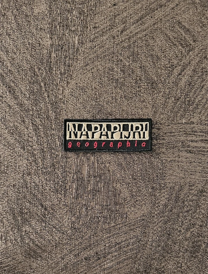 Patch Toppa Replica NAPAPIJRI 7x2,5 CM Ricamata Termoadesiva o da Cucire