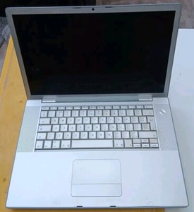 Apple MacBook Pro Core2Duo 2,4GHz 4GB.  Funktioniert nicht.  OHNE AKKU. Ersatzteile Reparatur