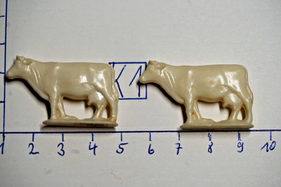 K1-103) Margarine Figur: 2 Kühe auf dem Weg zum Melkstand, plus 2 Figuren bei