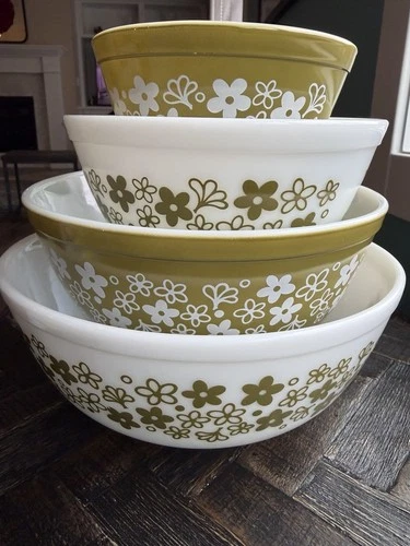 Vintage Pyrex Spring Blossom/Crazy Daisy Nesting Mixing Bowl Set Green