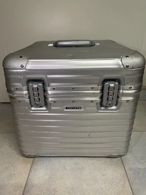 Rimowa x Kompakt T100 Vinyl-Case – Limited Edition für 100 LPs Absolute Rate DJ - Bild 1 von 4