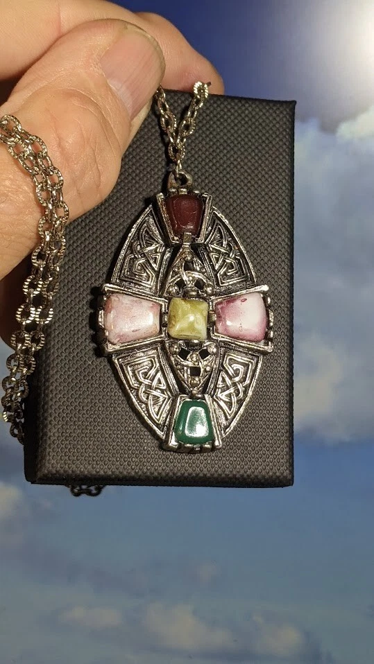 Colgante vintage de ágata de vidrio celta, en caja. 58x35mm. Longitud de cadena 56 cm Foto 3 de 4