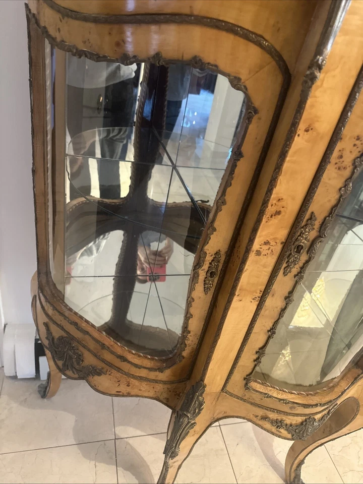 Antiguo gabinete de China sección vitrina detalle de latón antiguo usado en excelente estado solo para recoger consola Foto 4 de 4