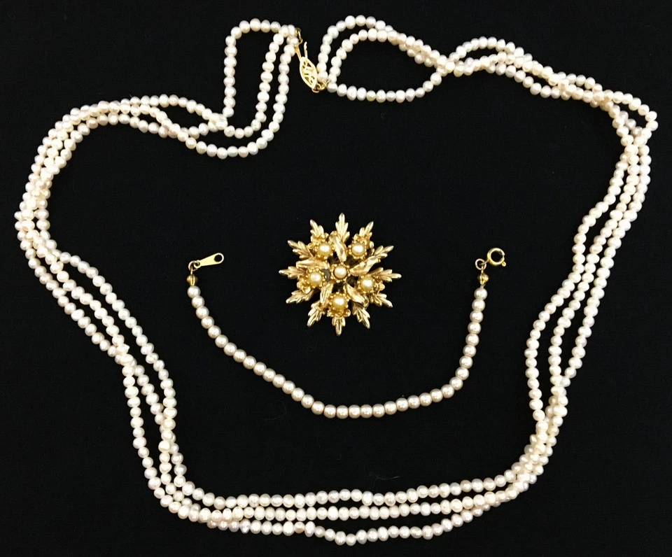 Lote de 3 prendedores collar pulsera y broche vintage de perlas de imitación tono dorado de 3 hilos Foto 2 de 4