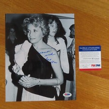 Broadcast Journalist BARBARA WALTERS signed 8x10 Photo PSA / DNA M83843