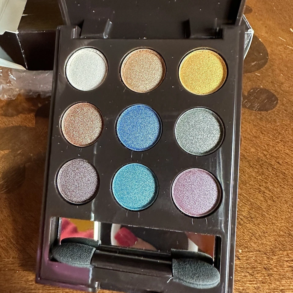 Avon Mark On The Dot Eye Color Compact Makeup Palette Shimmer - Image 2 of 4