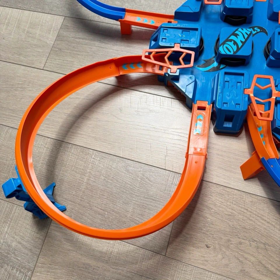 Hot Wheels criss cross crash track set motorized boosted figure 8 raceway - Image 3 of 4