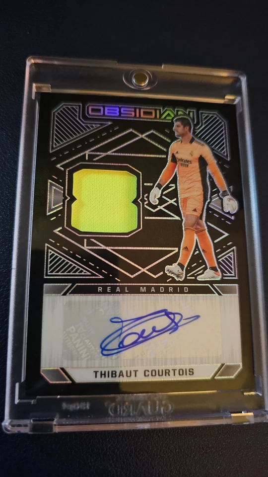 Parche automático usado de fútbol Thibaut Courtois 2021-22 Panini Obsidian/32 Foto 2 de 4