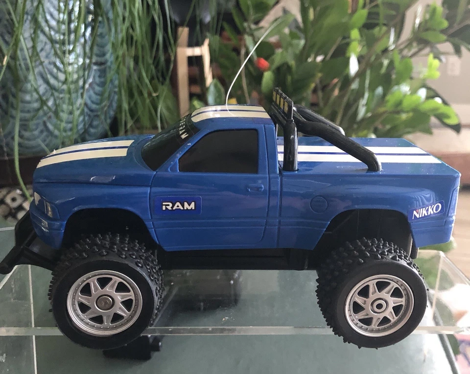 Lote de 3 autos de radiocontrol Nikko de colección, Stinger 49 mhz, Dodge Ram 49 mhz Ford F-150 27 mhz Foto 3 de 4