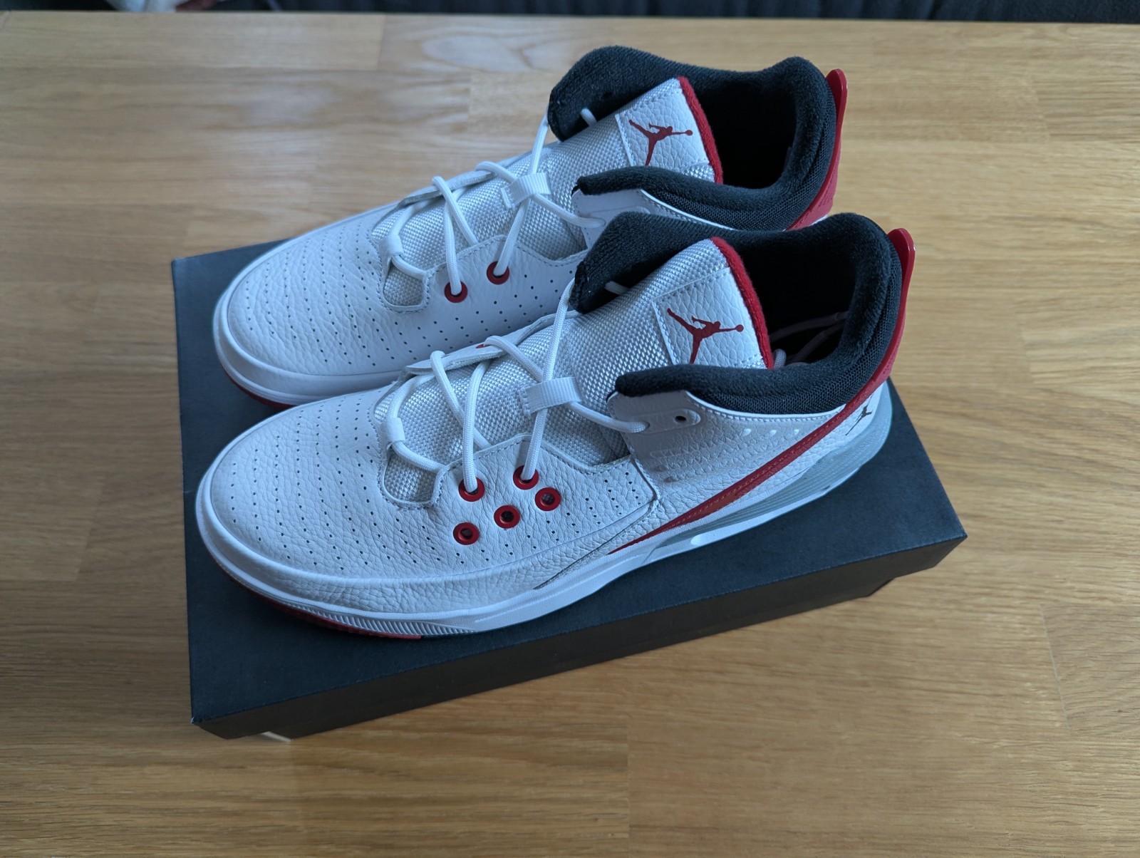 Nike Jordan Max Aura 5 – Gr. 43 (US 9.5) – White/Black-Varsity Red – Neu / OG Bo