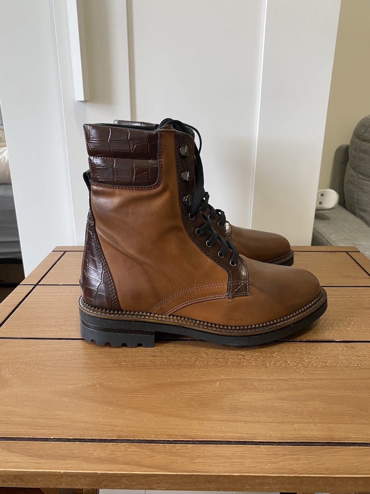 NWOT DIVINE FOLLIE Leather boots Made in Italy - Size 36