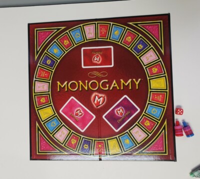 MONOGAMY Gioco Da Tavolo Per Coppie – Versione Italiana – Oltre 400 Sfide Per Riscoprire L'Intimità E La Passione
